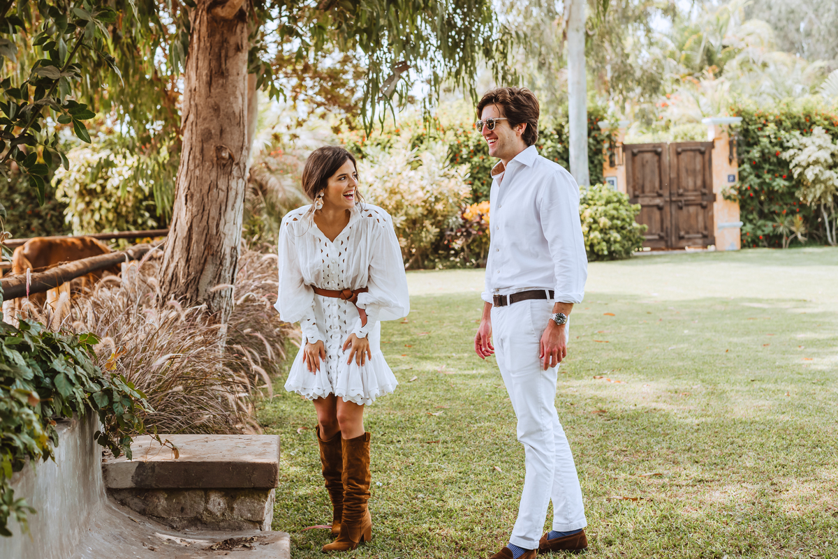 novios felices boda al aire libre fotografa de bodas en peru de confianza la mejor campo hacienda mamacona disfrute sonrisas futuros esposos  momentos unicos naturaleza wedding photographer alejandra ramos fotografia