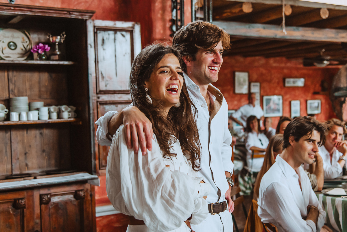 novios felices emocionados sonrientes tu fotografa de momentos  lunch al aire libre 