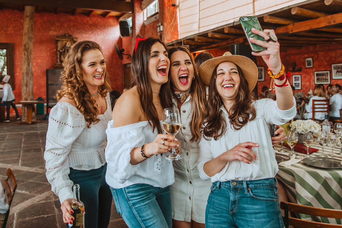 festejo sonrisas amigas invitadas boda al aire libre lunch almuerzo wedding photograper momentos fotografa de bodas peru lima