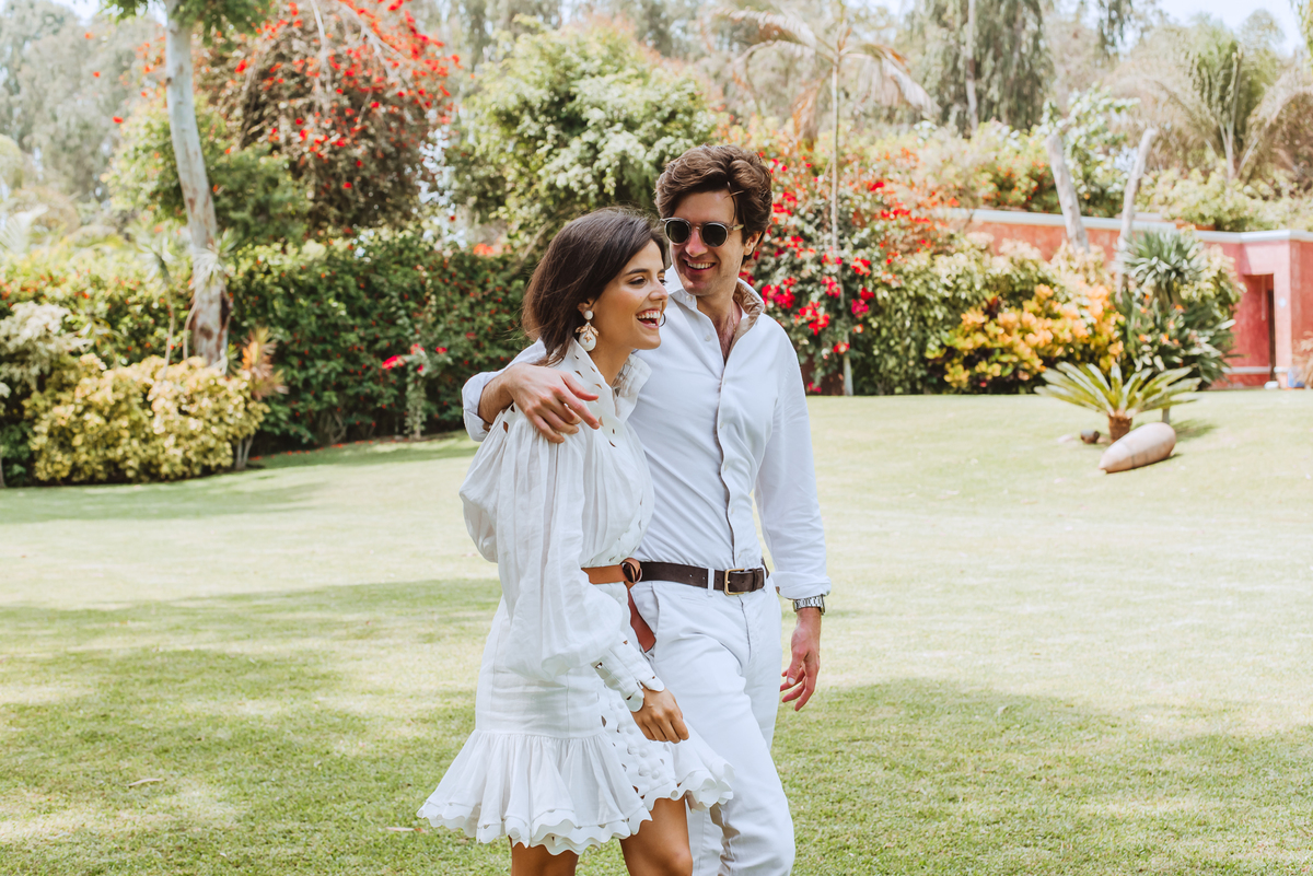 sesion de novios al aire libre en lunch previo a la boda fotografa de bodas en peru de confianza capturando  momentos felices 