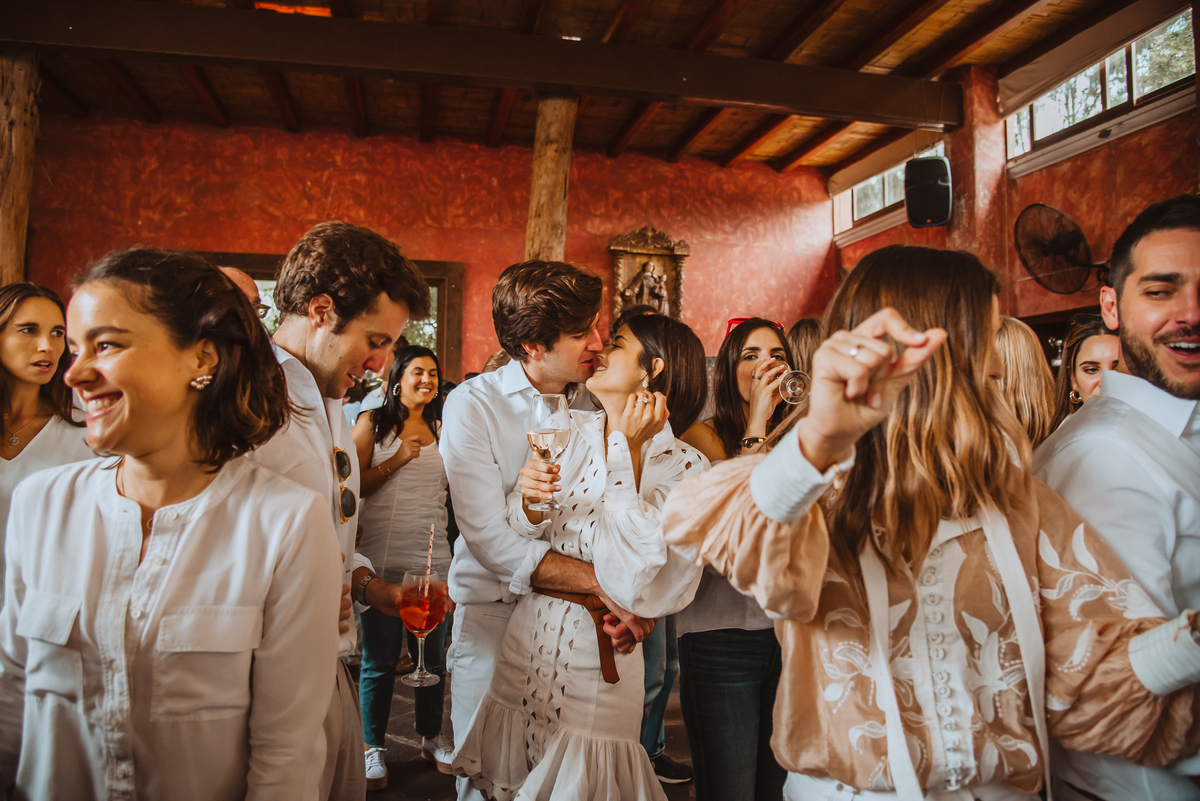 el beso novios novias celebracion wedding party boda al aire libre lunch almuerzo en hacienda mamacona fiesta  fotografa de bodas wedding photographer moemntos alejandra ramos fotografia