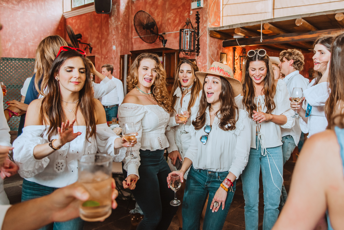 amigas invitadas especiales extranjeras baile alegria fiesta de boda wedding party fotografa de bodas y momentos unicos  al aire libre