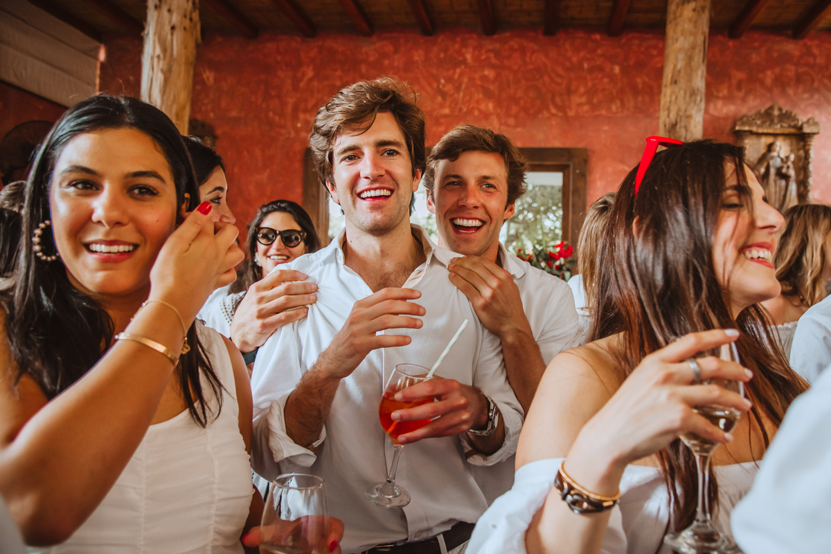 novio y amigos invitados celbracion fiesta party tu fotografa de fiesta fotografa de bodas en peru lima wedding party photographer novias 