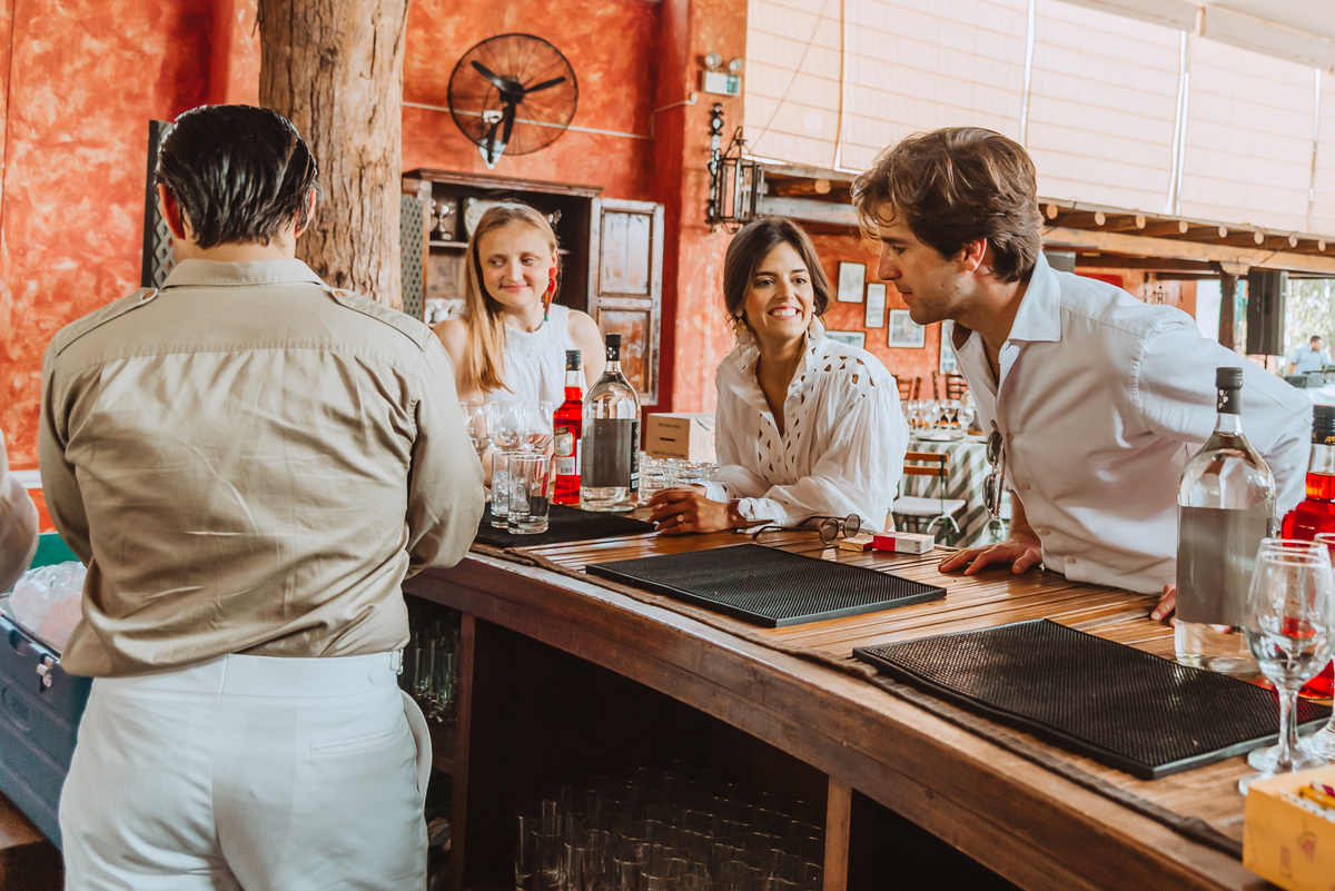 novios en la barra felices lunch previo a la boda aire libre fotografa de momentos 