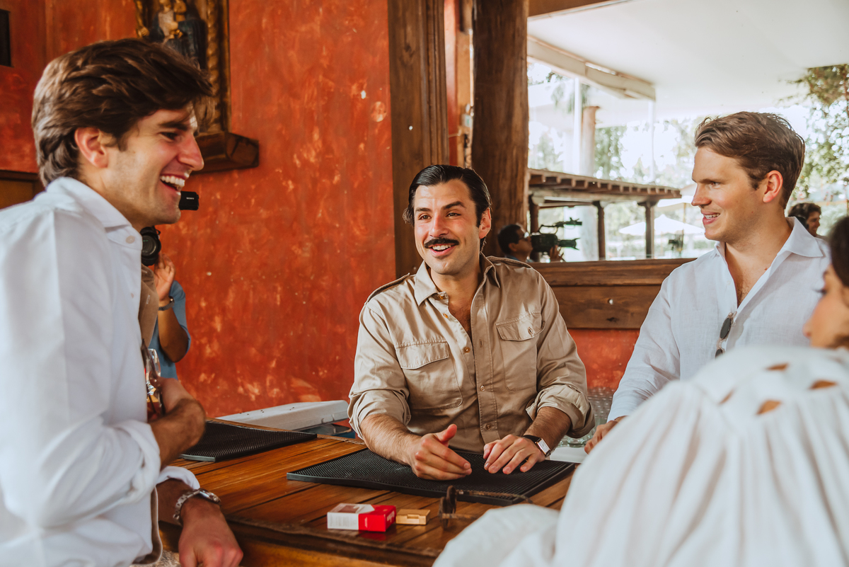 amigos invitados diversion charla boda al aire libre campo fotografa de bodas al aire libre en peru lima
