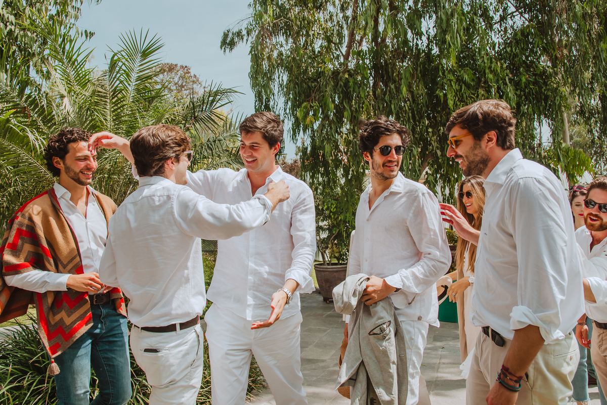amigos invitados saludos alegria felicidad sonrisas disfrute al aire libre almuerzo boda de dia fotografa de bodas en peru novio y amigos