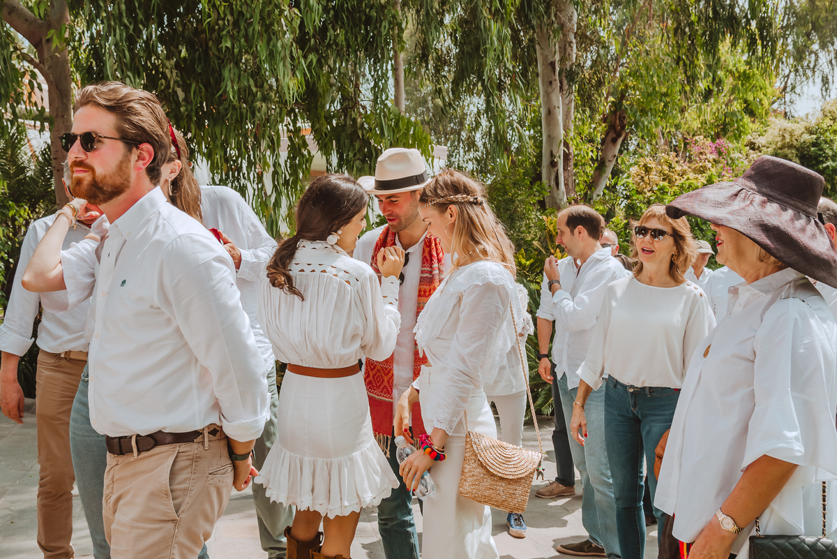 novia y amigos saludos boda al aire libre fotografa de tu boda capturando momentos unicos alegria invitados alejandr fotografa 