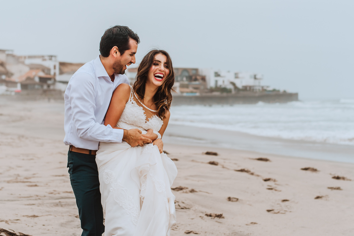 risas novios felices tu fotografa de bodas fotografos en lima peru de bodas sesion en la playa wedding session