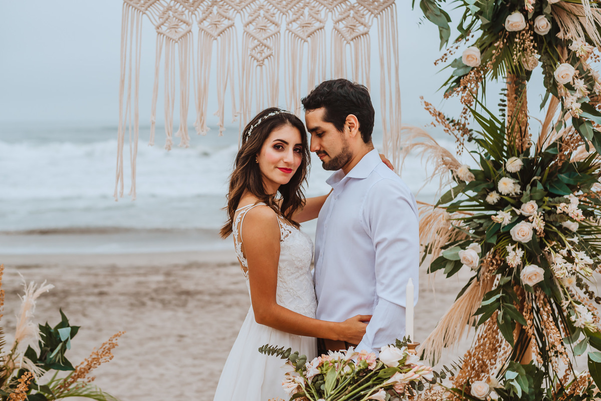 novia con actitud con estilo fotografa de bodas novias sesion en la playa wedding session amor fotografa de bodas peru lima momentos unicos 