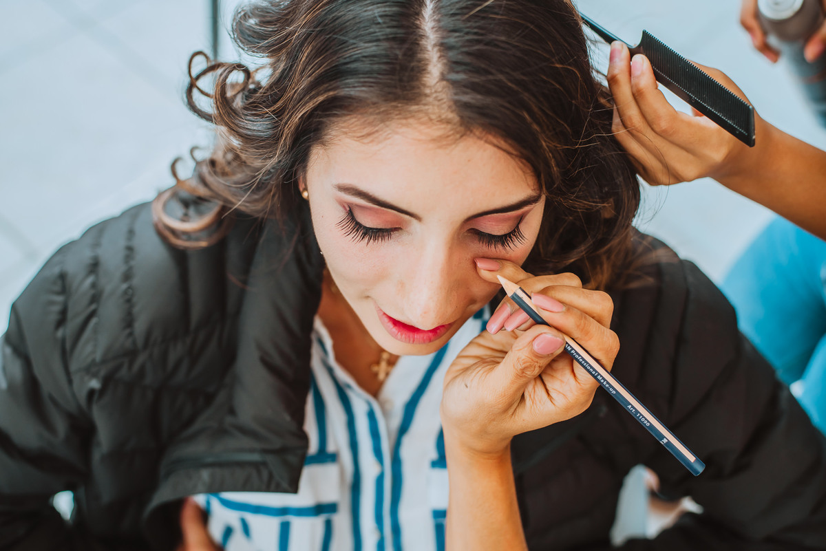 maquillaje make up novia novios fotografa de bodas en lima peru sesión en la playa previa fotos de bodas en lima peru  