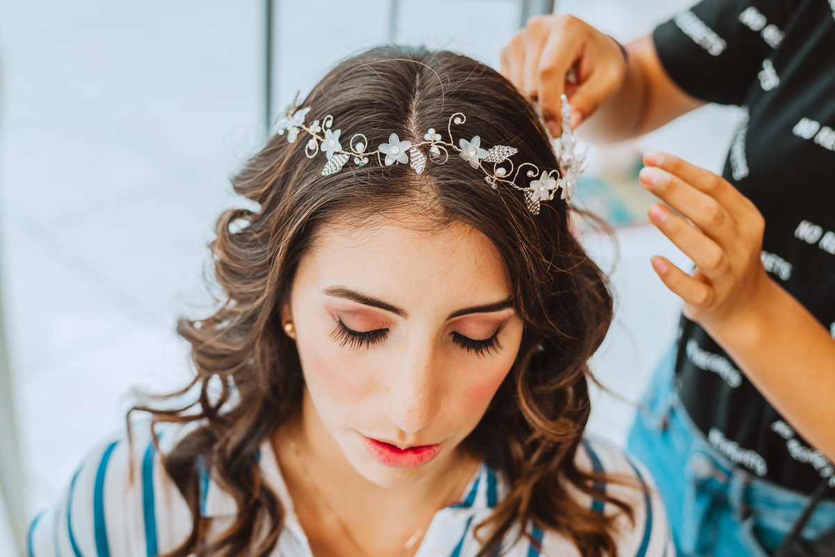 fotografa de bodas en peru previa de l anovia maquillaje make up tiaras preparativos sesion en la playa de lima peru futuros esposos bodas wedding