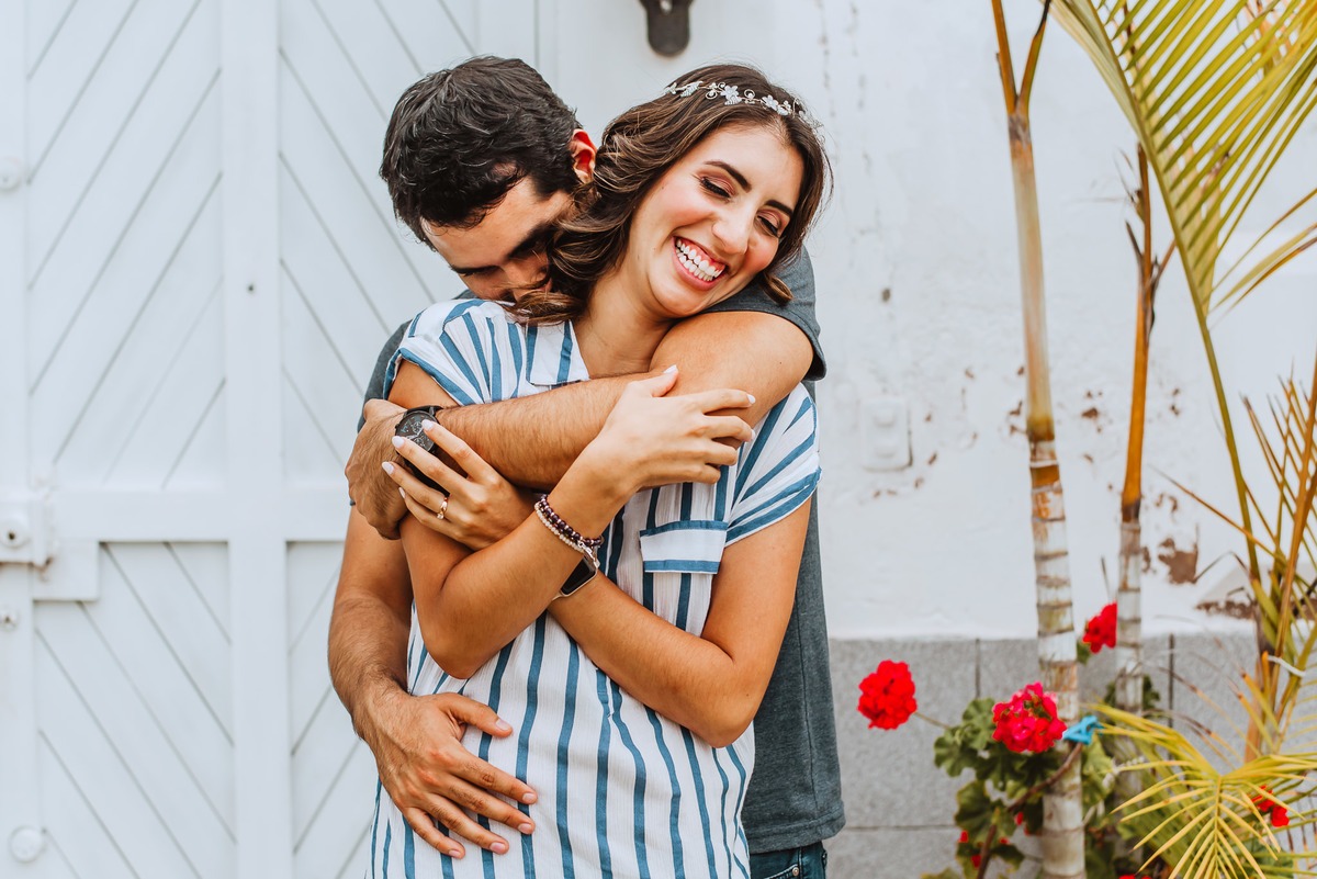 novios felices sesion de novios en la playa fotografa de bodas en peru lima sesion al aire libre abrazo amor