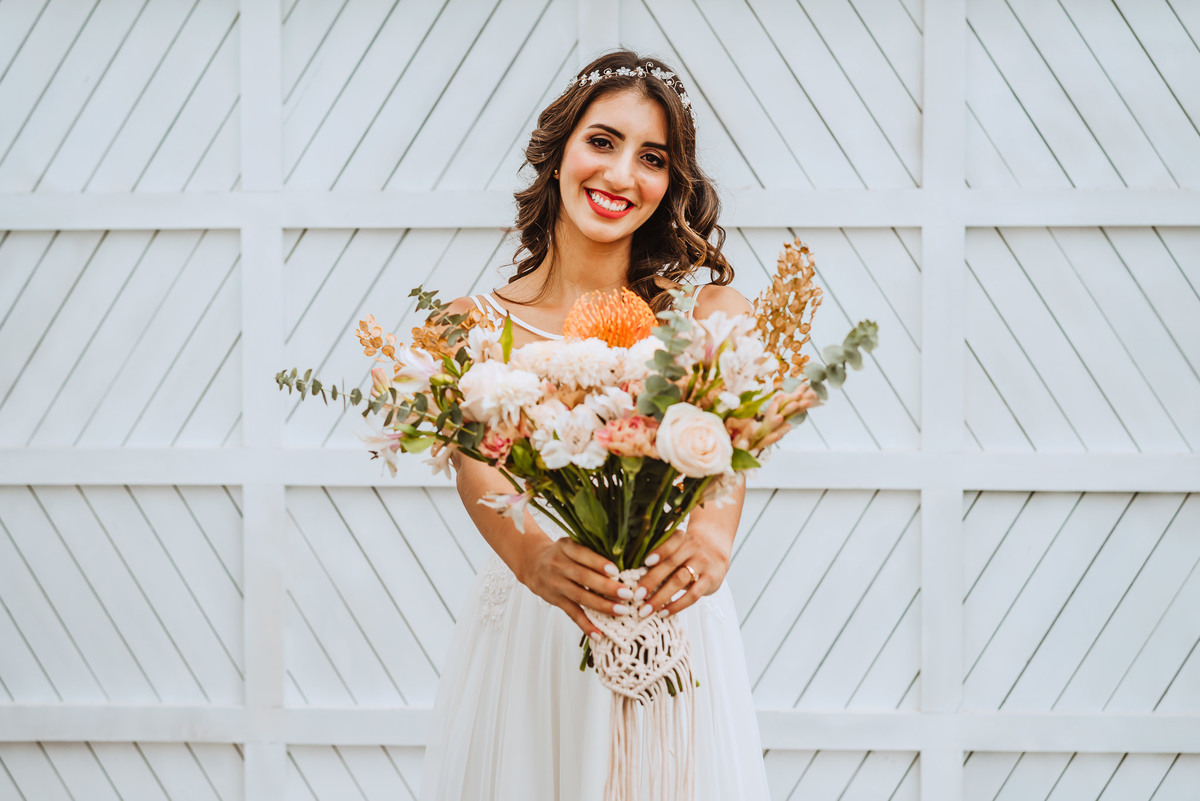 la novia y su ramo fotografa de bodas en peru lima sesion en la playa al aire libre novios novias