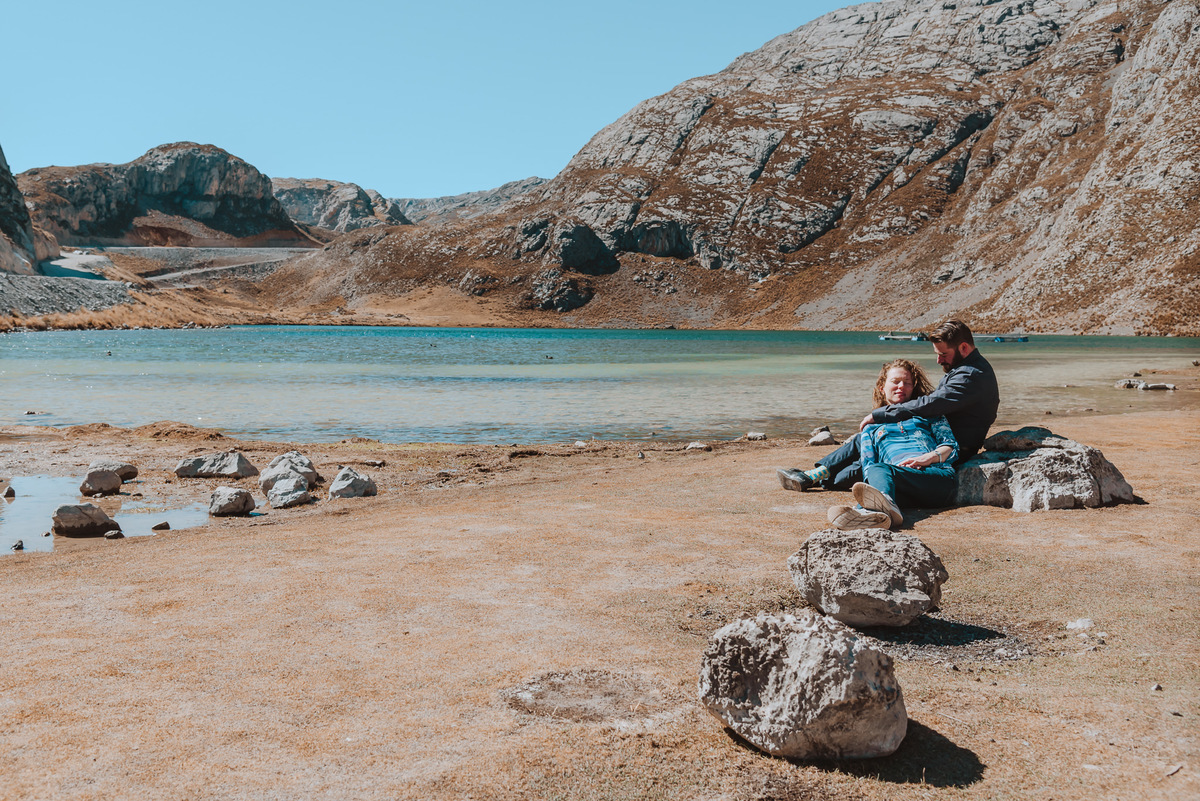 sesion en canta laguna de los 7 colores fotos al aire libre en la naturaleza novios enamorados fotografa de bodas enamorados