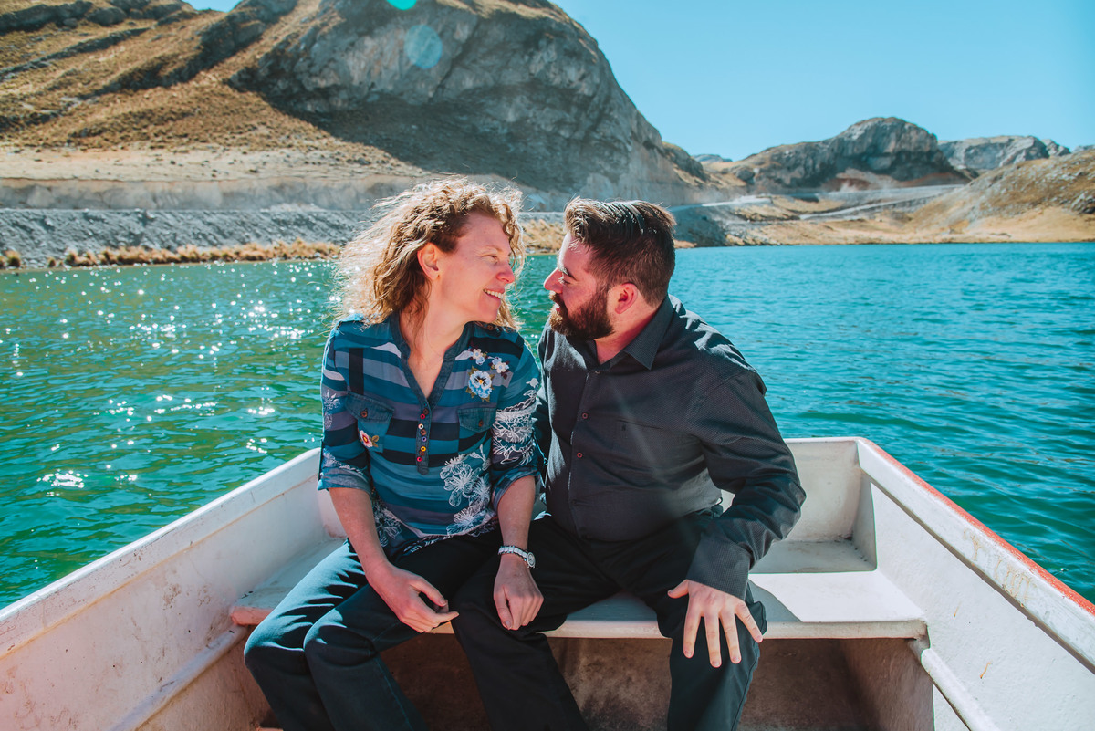 paseo en bote en sesion de  fotos de novios enamorados bodas en peru fotografa de bodas en peru argentina naturaleza