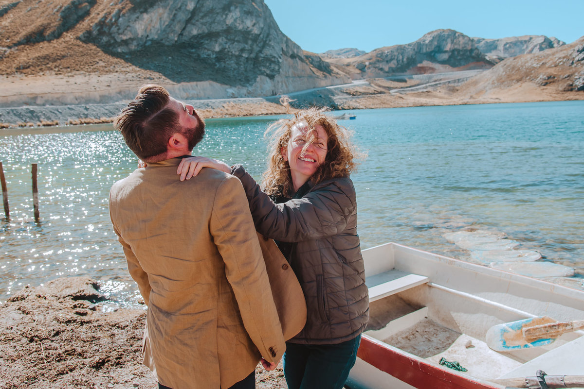 enamorados en sesion de fotos previa a la boda fotografa de bodas en peru argentina lago laguna en canta felices sonrisas momentos unicos