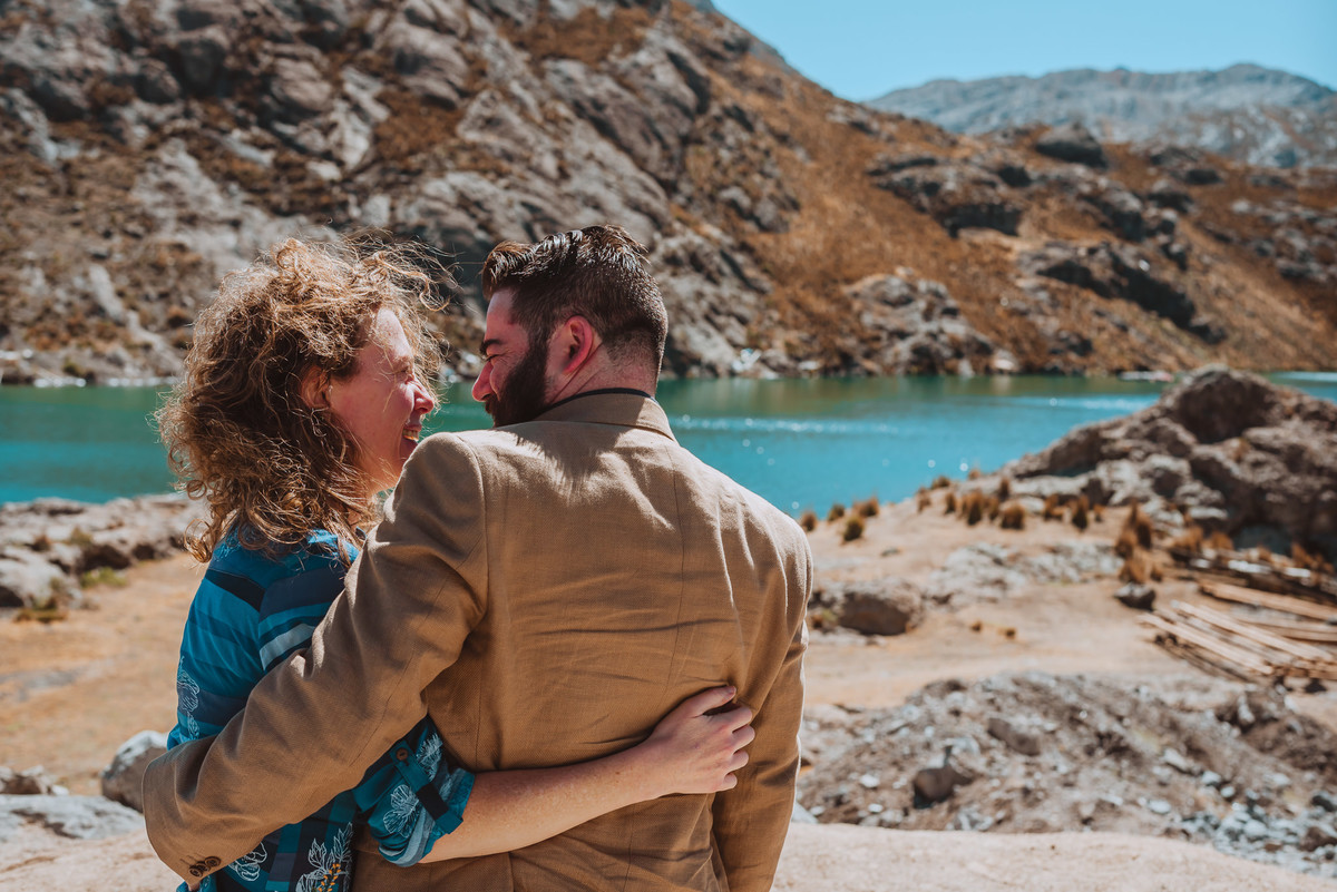 fotografa de bodas en peru lima novios enamorados futuros esposos  laguna la viuda en canta 
