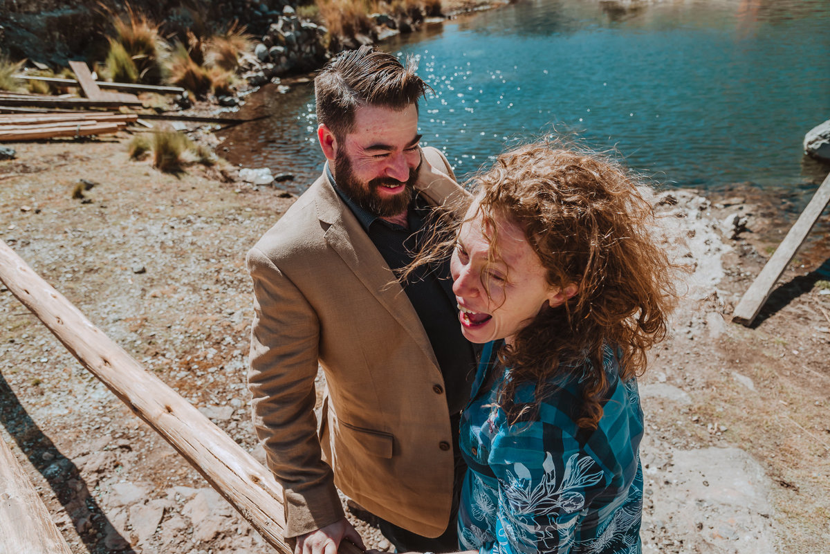 novios futuros esposos sesion de enamorados fotografias al aire libre sesion de pareja en peru canta fotografa de bodas en peru 