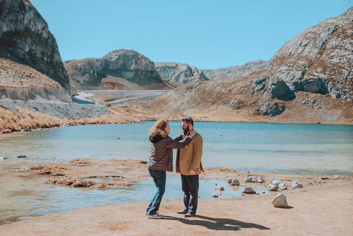 alejandra ramos fotografia sesion de novios enamorados antes de la boda al aire libre en peru lima bodas novias novios wedding laguna 7 colores en canta amor love 