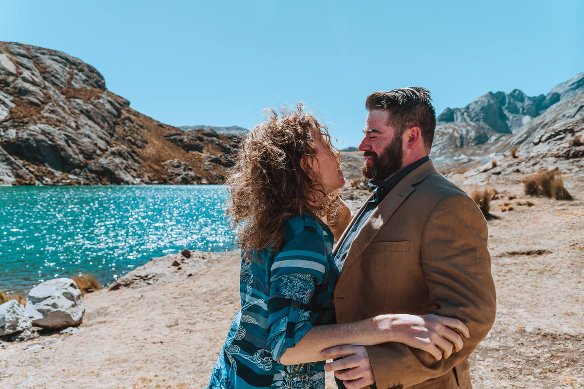novios enamorados felices sesion de pareja previa a la boda fotogarafa de bodas en peru laguna en canta felices miradas amor love