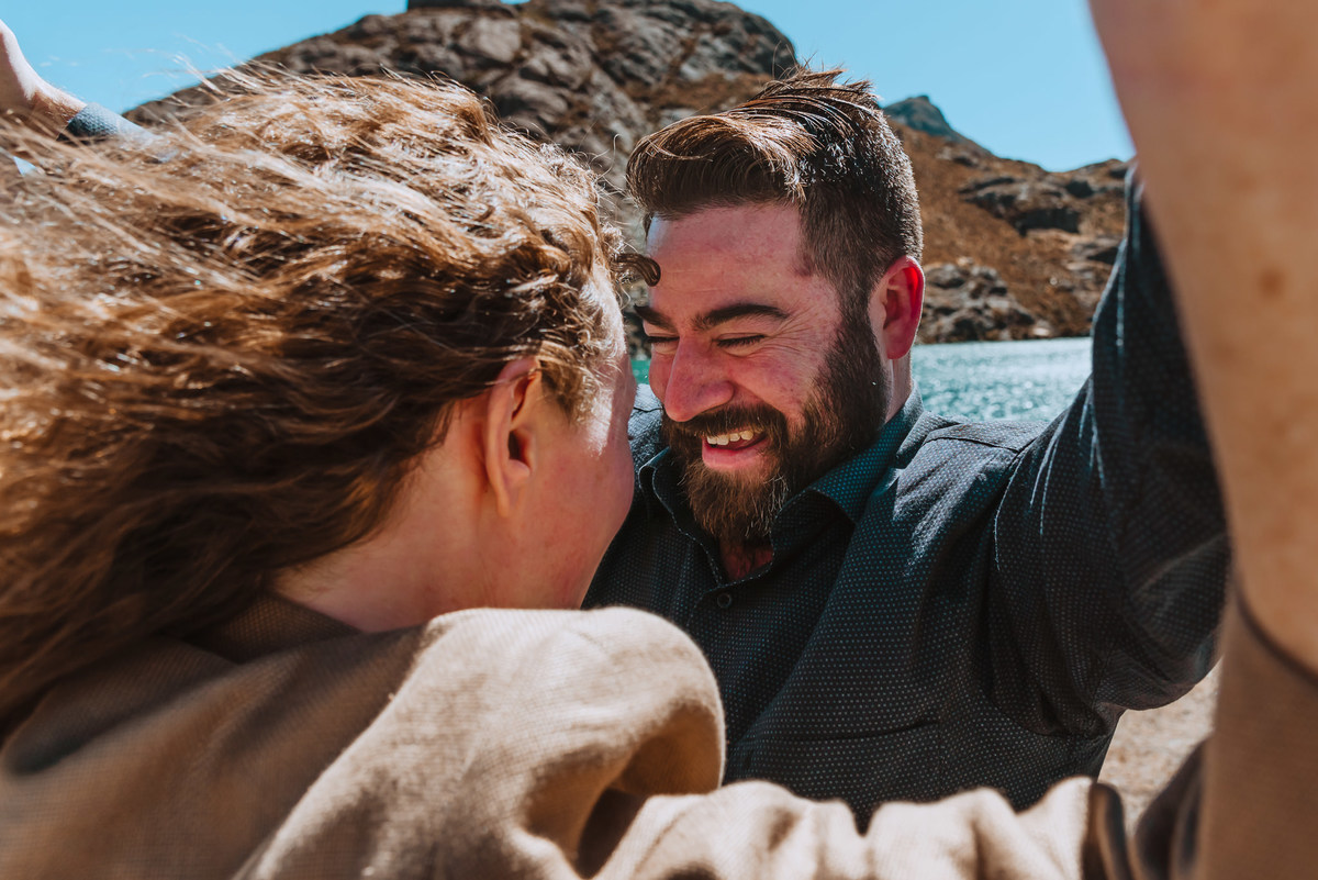novio feliz sonrisas felices novios novias amor love sesion previa a la boda fotografa de bodas en peru 