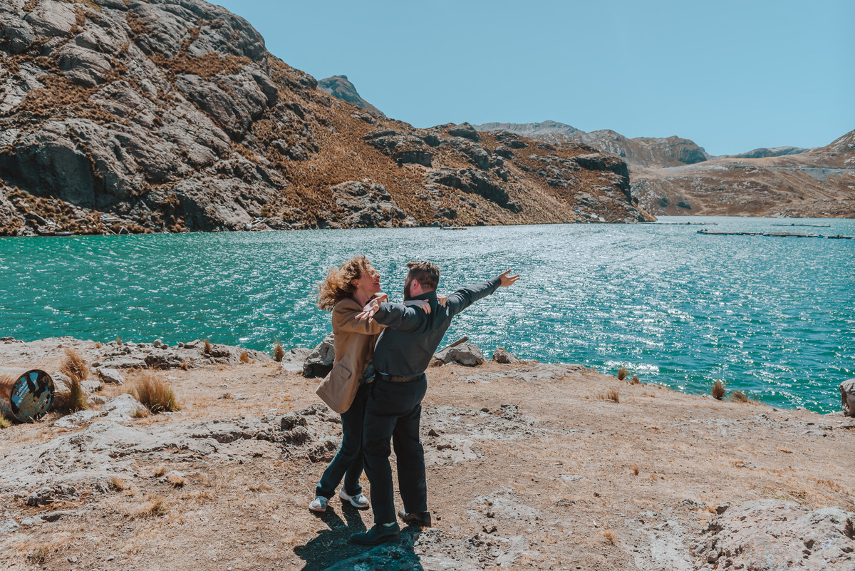amor felicidad bodas en peru sesion previa a la boda fotografa de momentos unicos wedding photographer novios lago laguna 