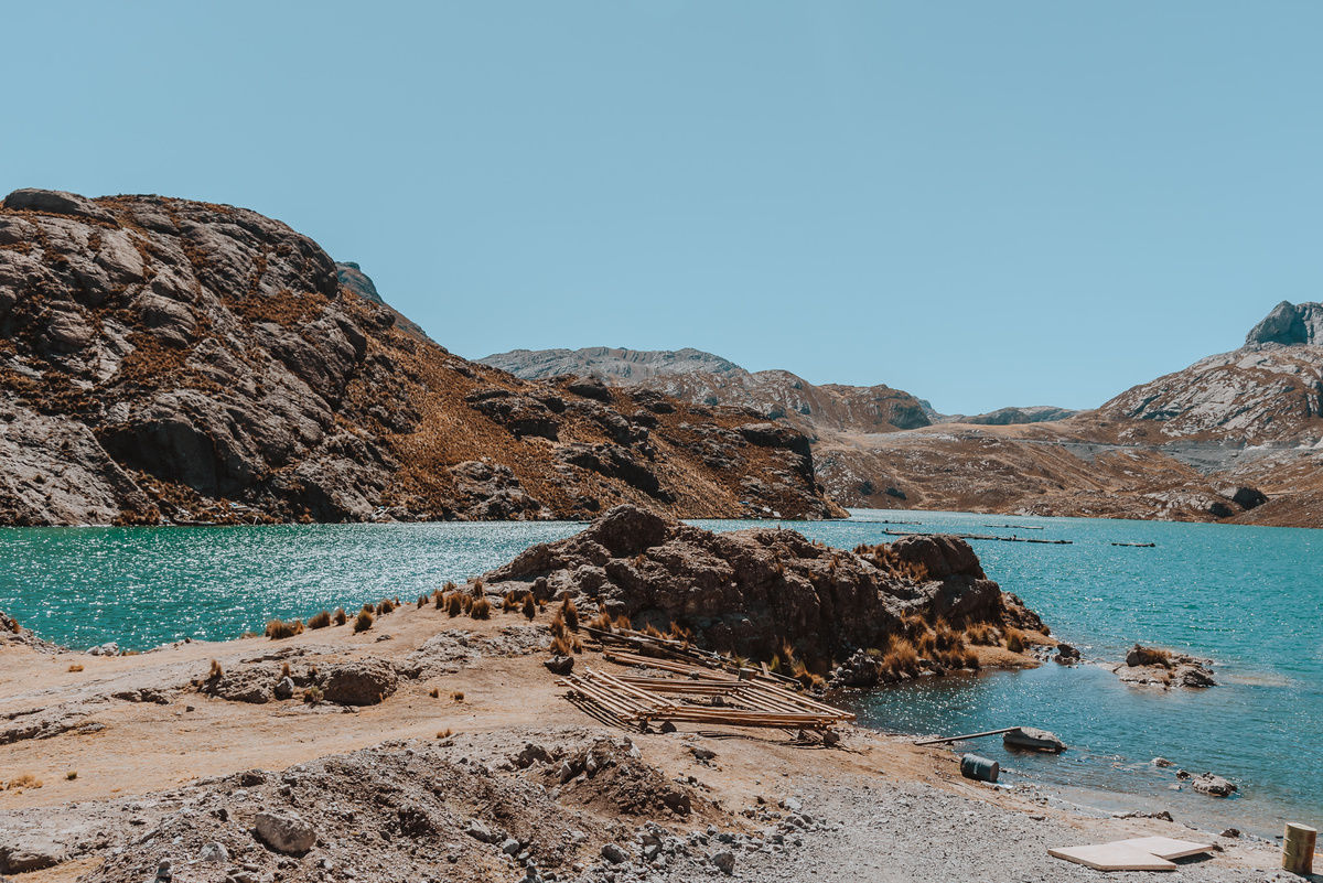 laguna la viuda peru canta sesion de novios lago naturaleza fotografa de bodas en peru aire libre agua rocas 