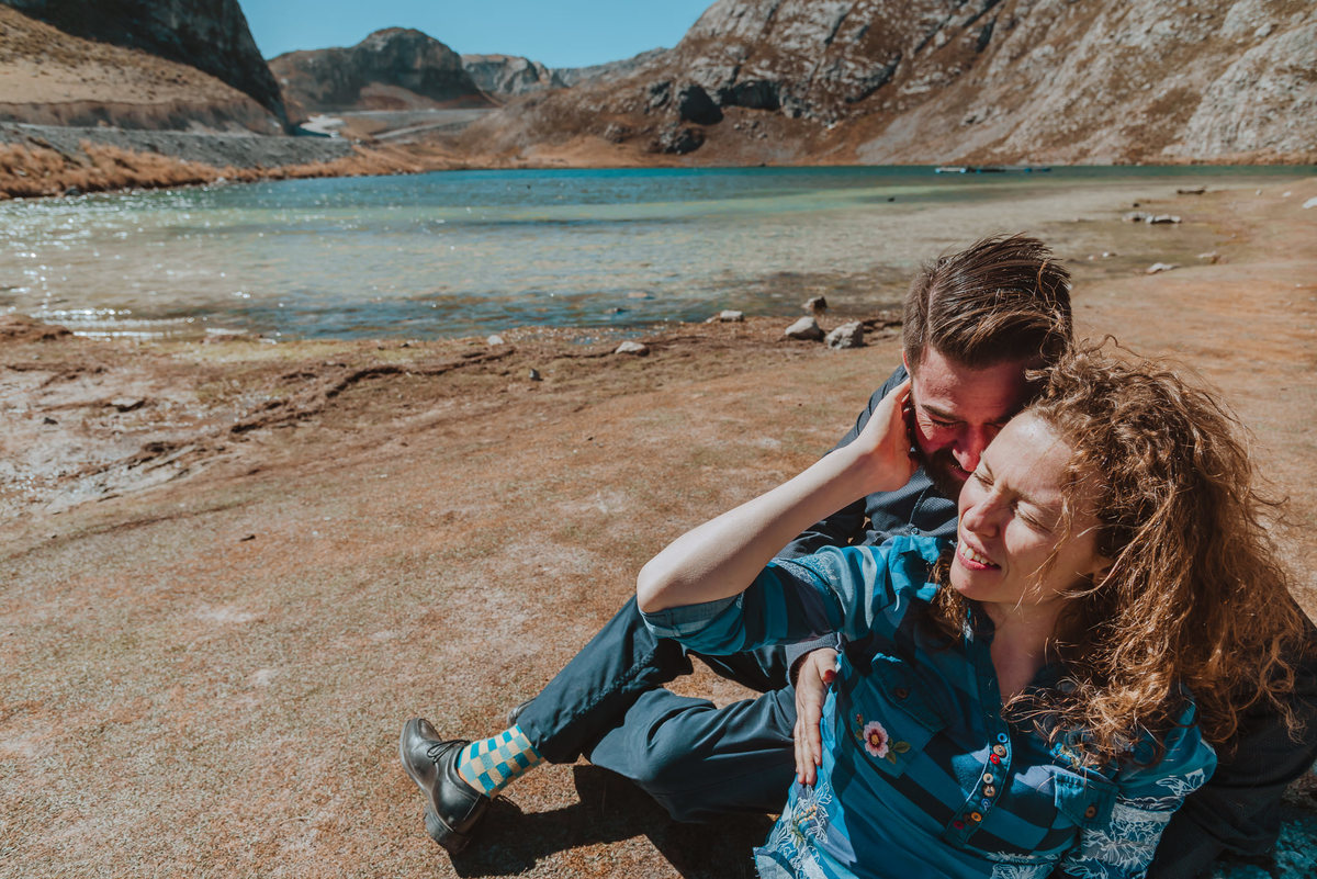 novios con estilo novias con estilo amor love paisaje sesion al aire libre previa a la boda  laguna de los 7 colores fotografa de bodas alejandra ramos fotografia
