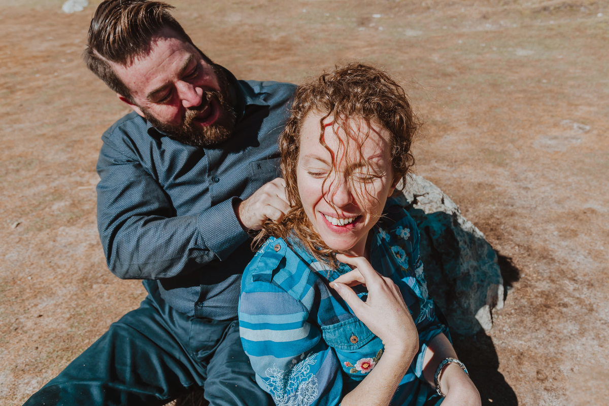 novios felices en sesion de fotos previas a la boda fotografa de bodas en peru lima argentina enamorados felices novias
