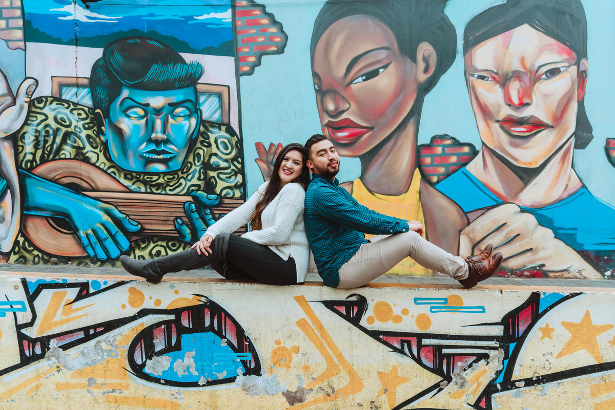 juntos a la par el y ella sesion de novios fotografa de momentos unicos y bodas  grafitis