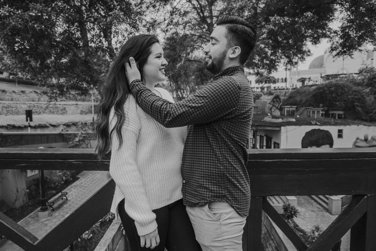 foto en blanco y negro fotografa de parejas novios y bodas love amor sesion en lima peru caricias 