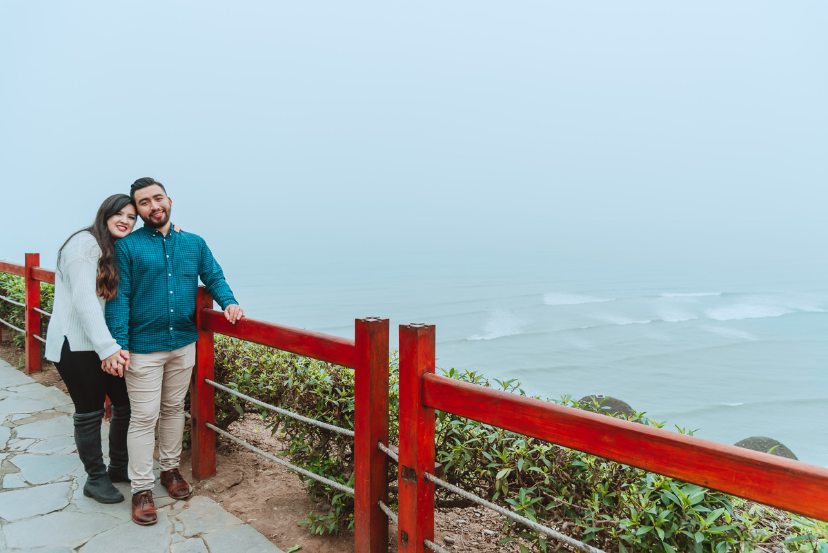 sesion de novios en lima peru en la playa costa verde mar enamorados esposos fotografa de momentos unicos en lima 