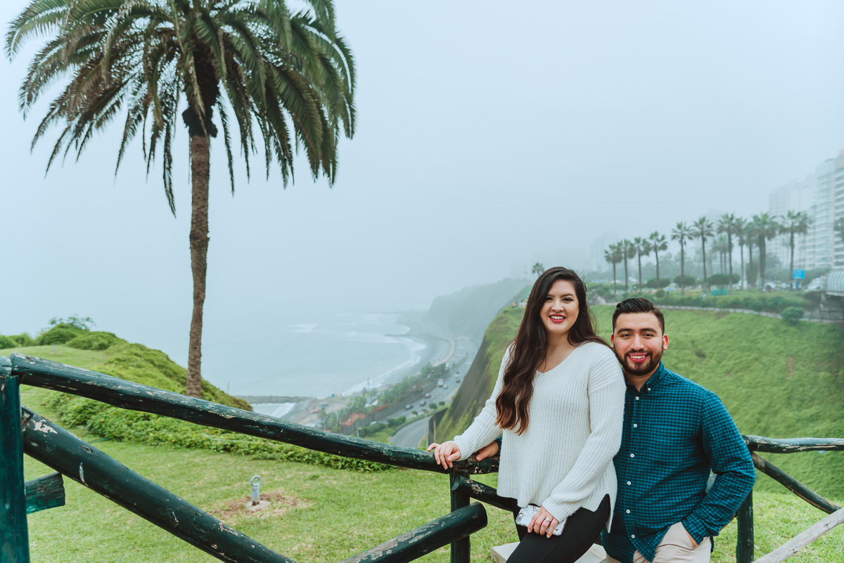 sesion de novios de estados unidos en lima peru fotografa de enamorados esposos en playa mar love session bodas