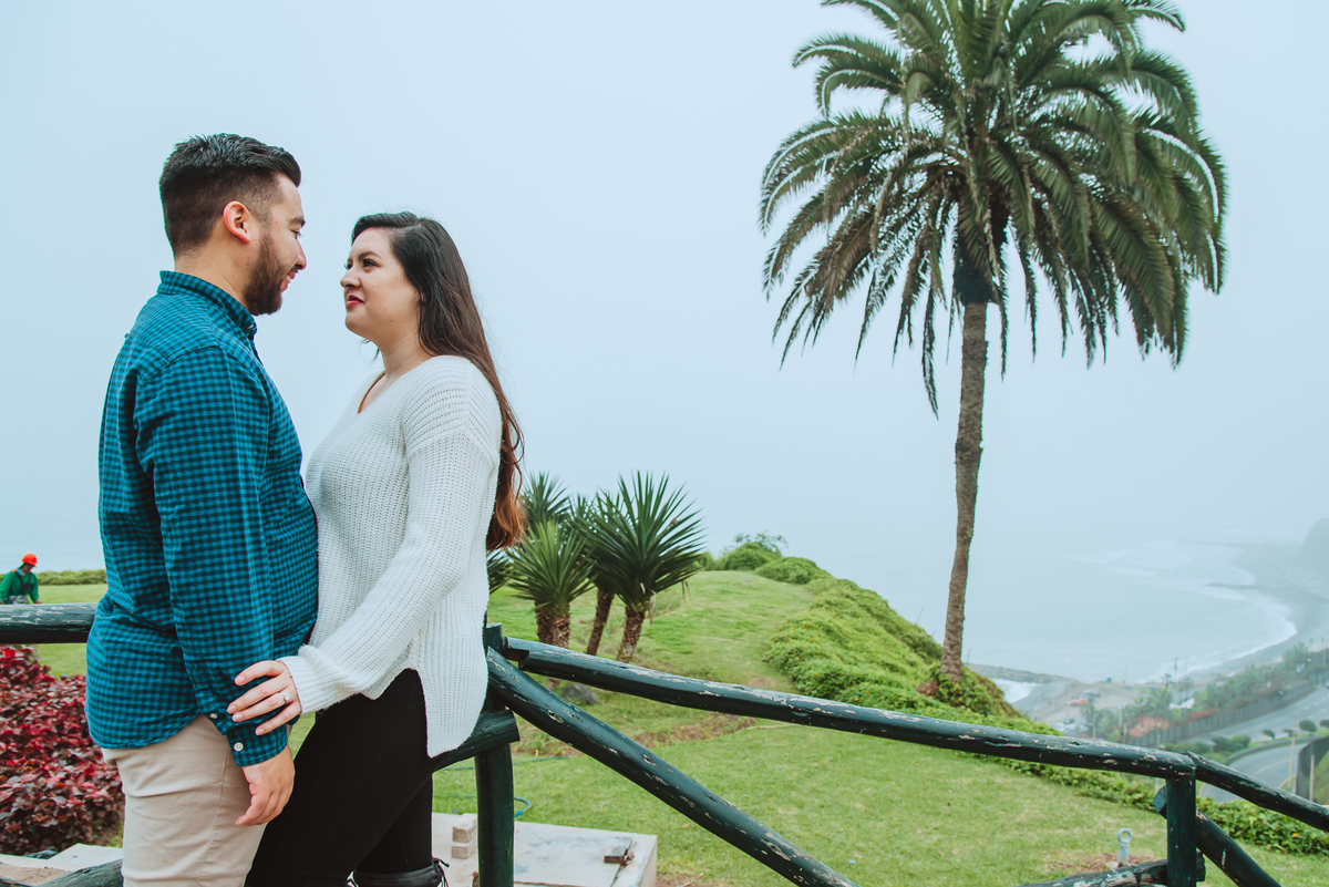 fotografa de esposos novios enamorados fotografias de bodas momentos unicos en la playa mar lima peru 