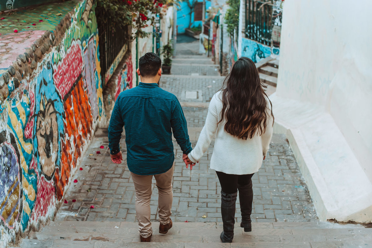 caminando juntos  de la mano sesion de novios esposos compromiso el y ella fotografa de momentos unicos de bodas love