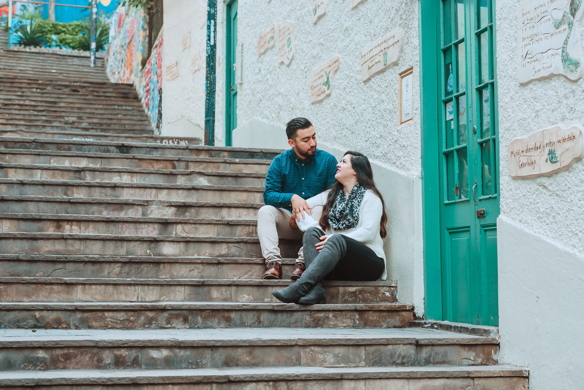 miradas complices de novios ecaleras de barranco en lima peru novios de estados unidos 