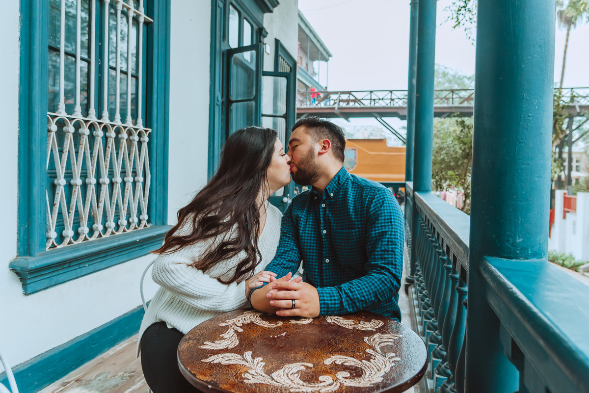 el beso de los novios de estados unidos en lima peru barranco fotografa de momentos unicos sesion love amor azul