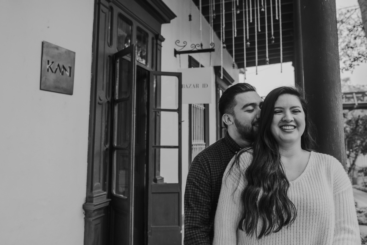 fotografia en blanco y negro ellos union sesion de novios esposos fotografa de bodas novios momentos unicos sonrisas complices
