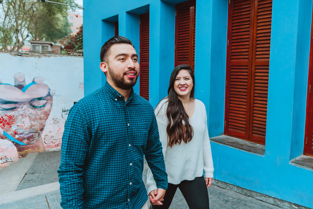 caminando juntos miradas y sonrisas novios de estado sunidos fotografa de esposos de bodas en lima 