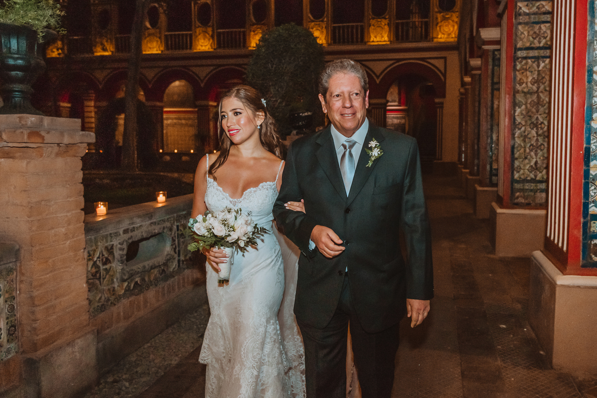 novia ingresando a la iglesia juntos a padre, fotografa de bodas en peru, ceremonia