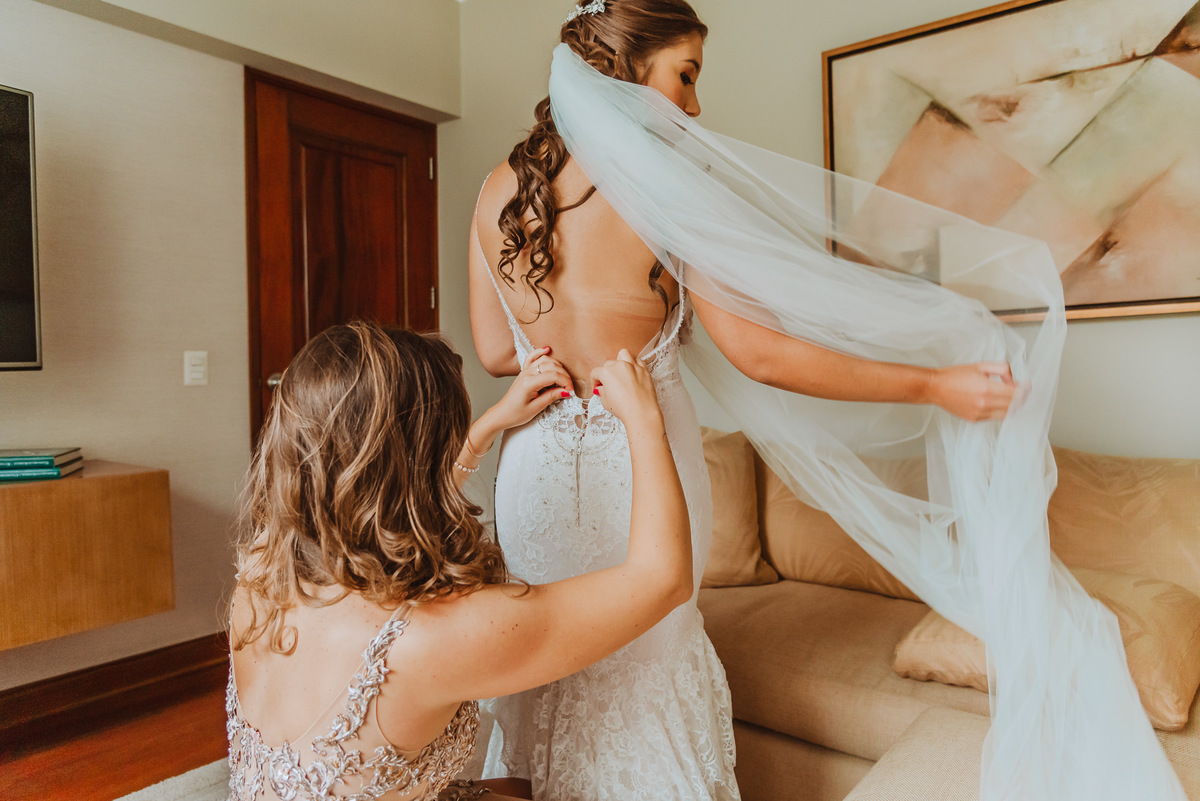 novia y hermana en la previa vestimenta ayuda velo getting ready