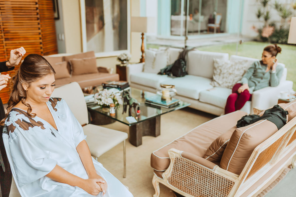 novia y madre, preparativos, previa de boda , fotografa de bodas en peru, novias y madre , getting ready, peinado