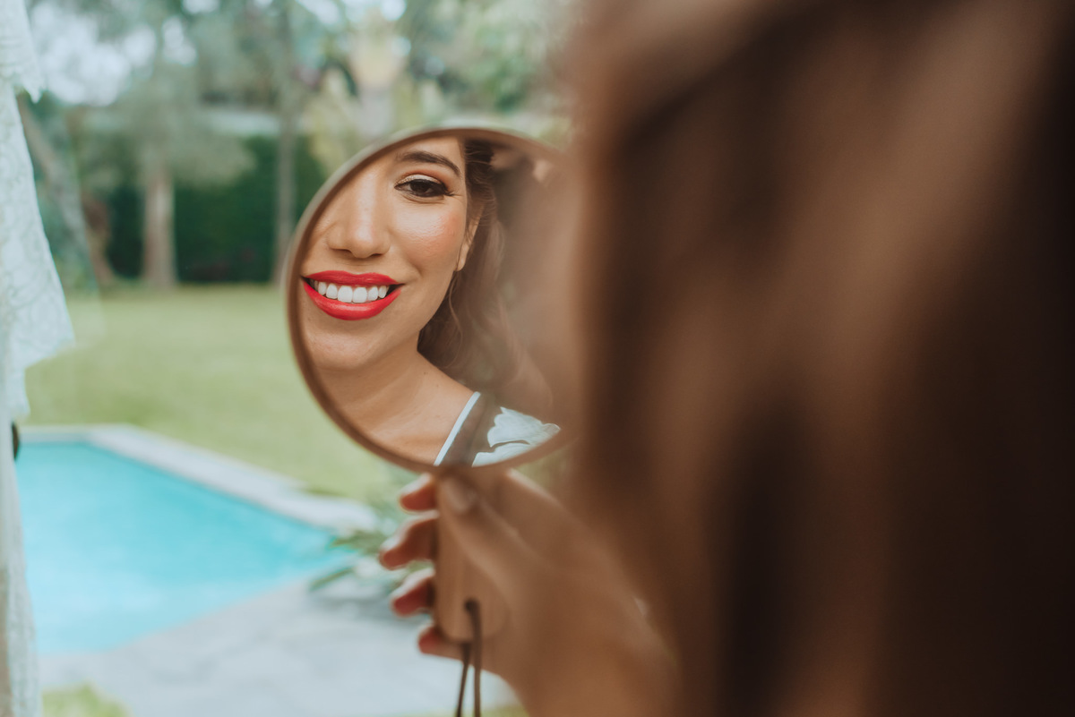 novia al espejo, feliz , previa , preparativos, fotografa de bodas en peru lima 