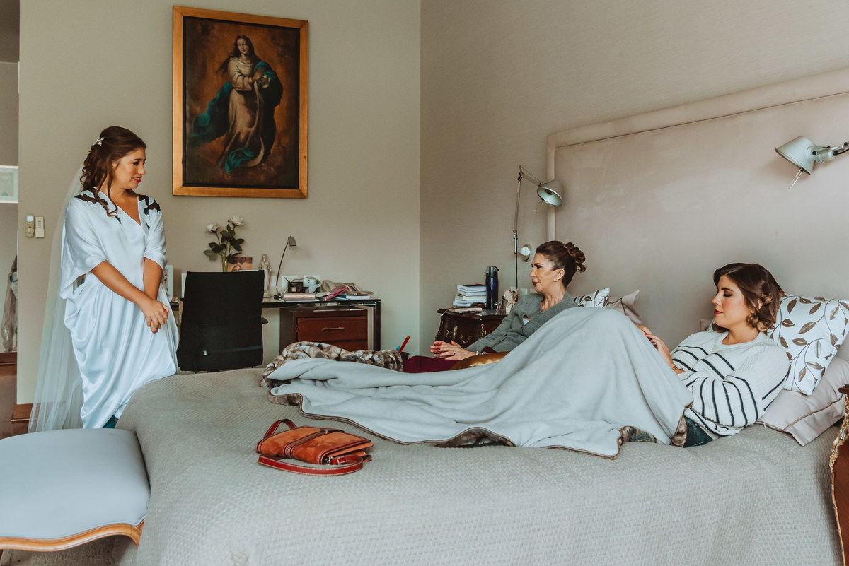 novia y familia, mama y hermana, previa de la boda, preparativos, descanso