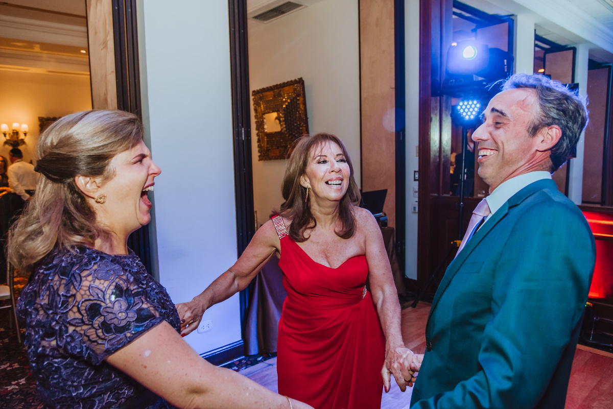 risas buen momento bida y fiesta judia invitados familia felicidad fotografa de bodas