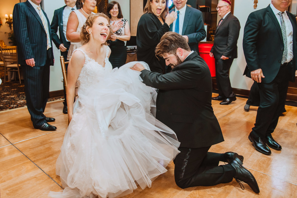 momento de la liga en boda judia novia feliz y alegre fotografa de bodas en peru momentos unicos novio y novia con estilo