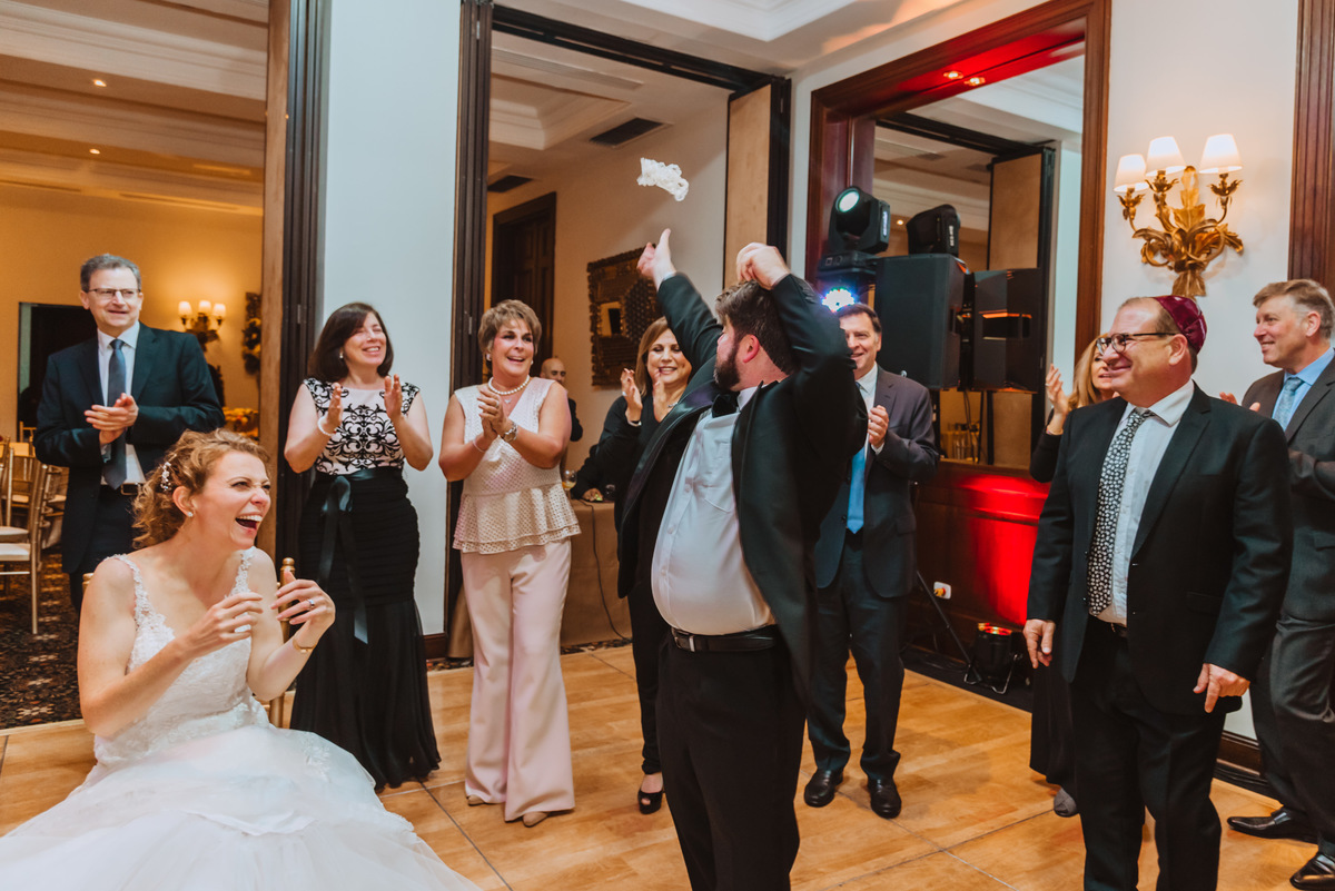 novio tirando la liga momento unico en boda judia risas fotografa de bodas peruanas novia riendo novios diferentes unicos fiesta