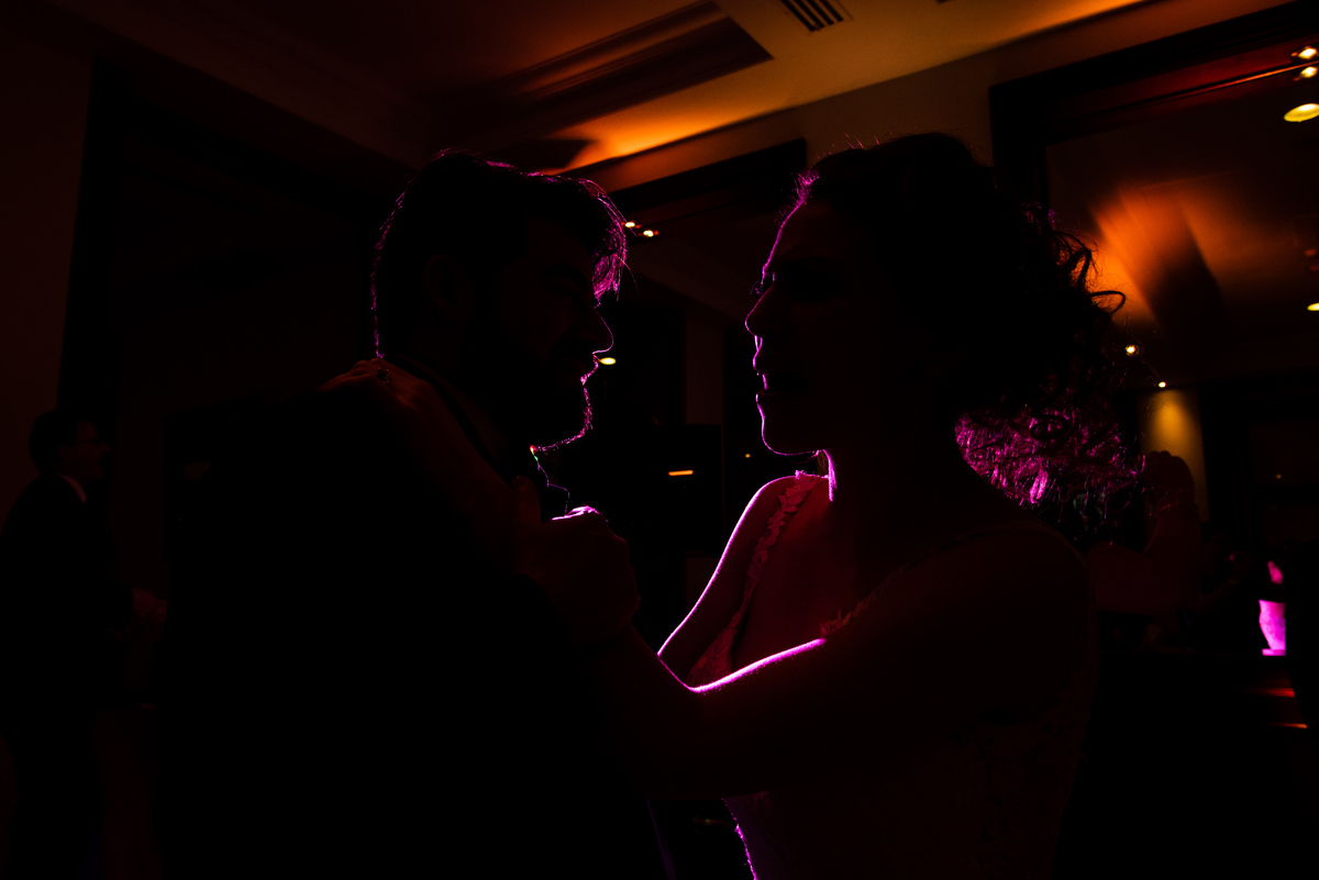 fiesta judia novios silueta de novios bailando fotografa de bodas en peru recien casados esposos fotografa fotos de bodas 