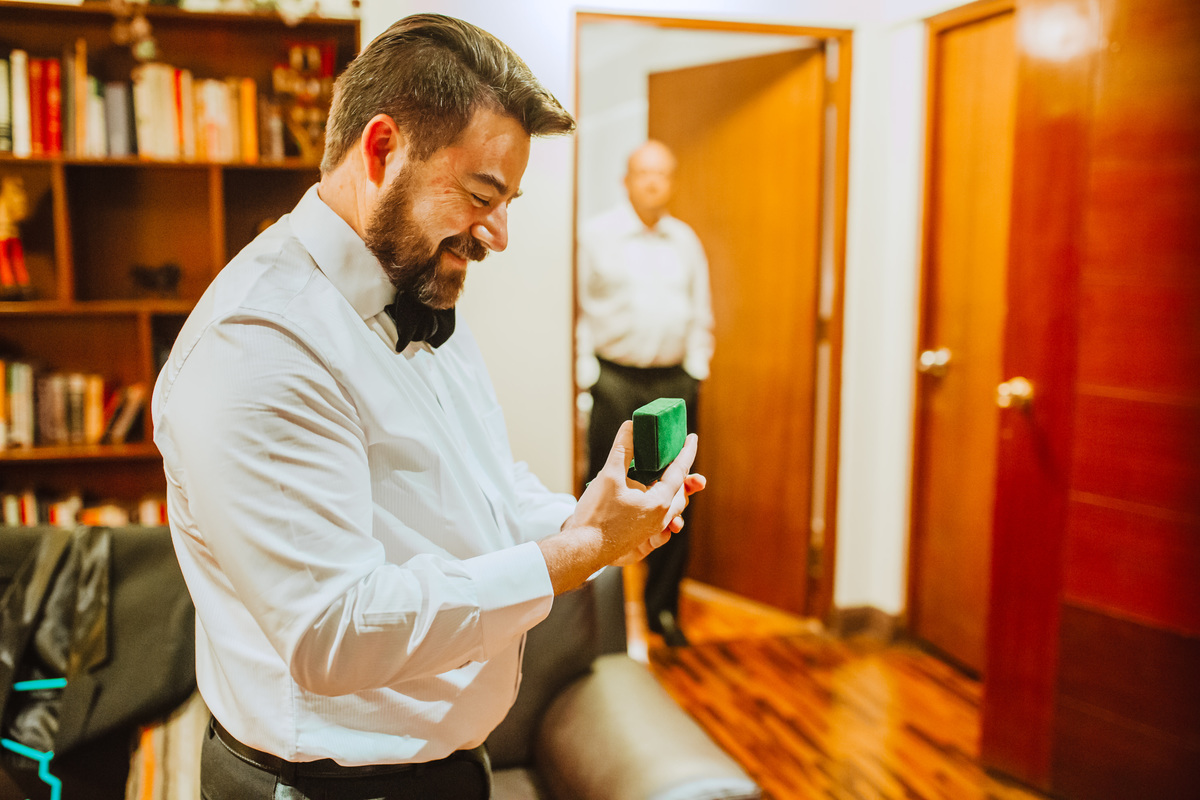 sesion previa del novio junto a los anillos feliz novio judio boda judia familia fotografa de bodas en peru momentos unicos 