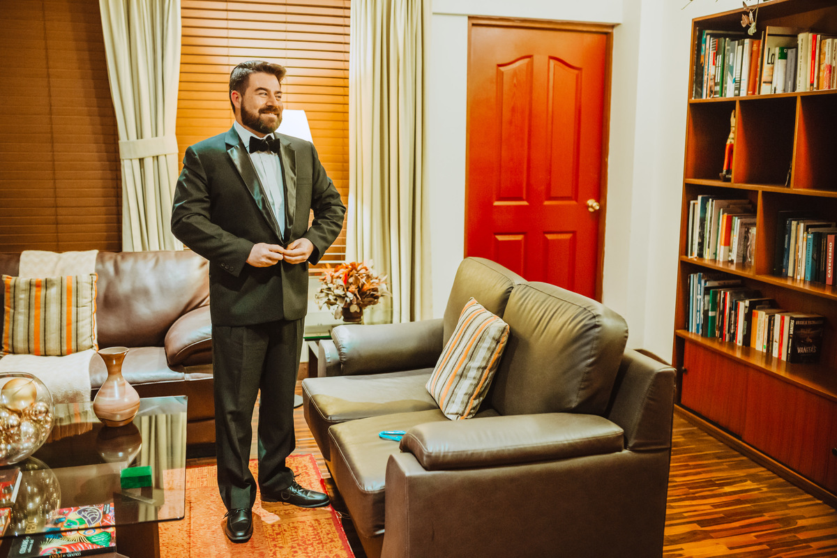 getting dressed novio feliz boda judia previa a la boda del novio fotografa de momentos en peru